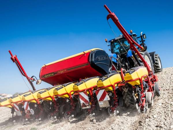 Сівалка Vaderstad Tempo 8 -16 разом із ТРАКТОРОМ колісним John Deere 8370R