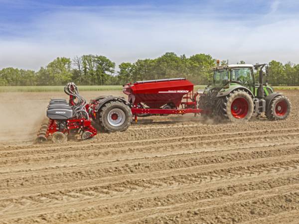 Сеялка Horsch Maestro вместе с колесным ТРАКТОРОМ John Deere 8370R