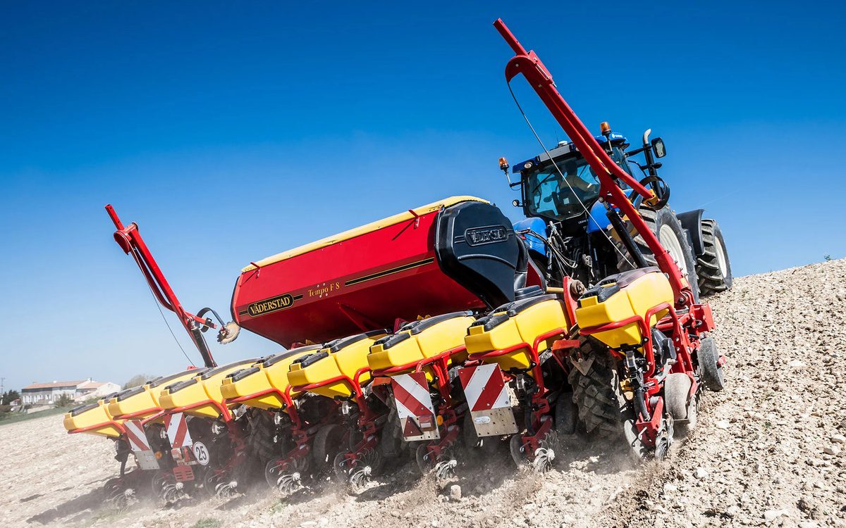 Сеялка Vaderstad Tempo 8 -16 вместе с колесным ТРАКТОРОМ John Deere 8370R