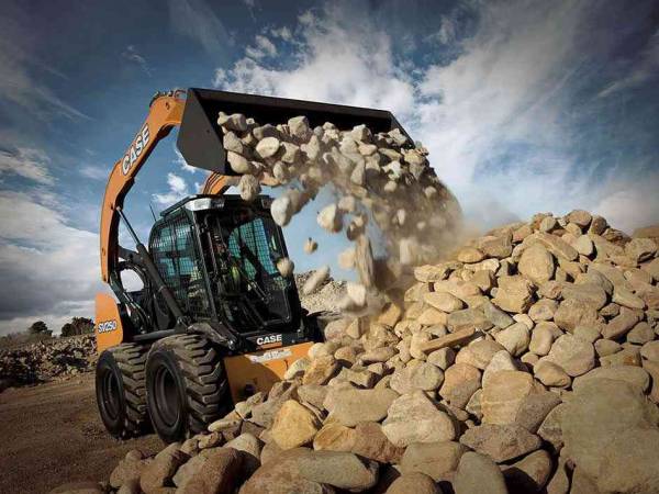 Колісний міні-навантажувач з бортовим оборотом CASE SV 250В