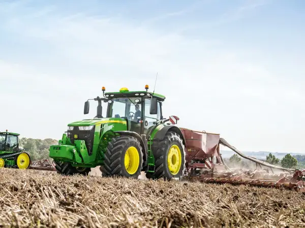 Сеялка John Deere 16 Precision Planting вместе с ТРАКТОРОМ колесным John Deere 8370R