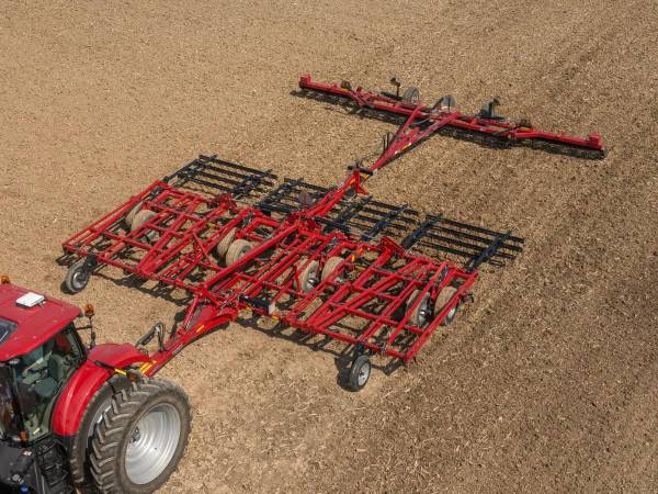 Культиватор Case IH, TigerMate разом із ТРАКТОРОМ колісним John Deere 8370R