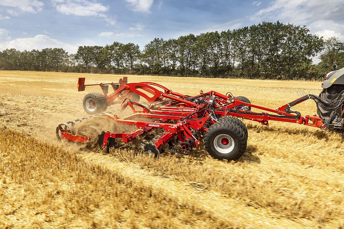 Дискова борона HORSCH JOKER разом із ТРАКТОРОМ колісним John Deere 8370R