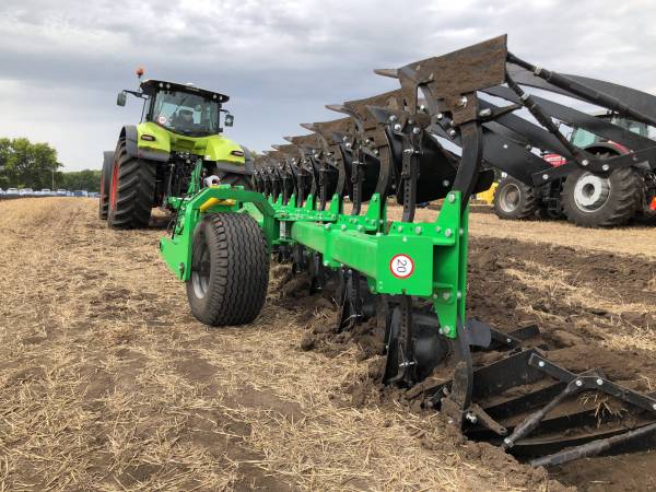 Плуг Оборотный ВелесАгро вместе с колесным ТРАКТОРОМ John Deere 8370R
