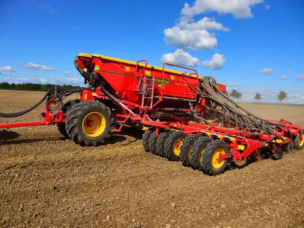 Сівалка Väderstad Rapid А 600 разом із ТРАКТОРОМ колісним John Deere 8370R