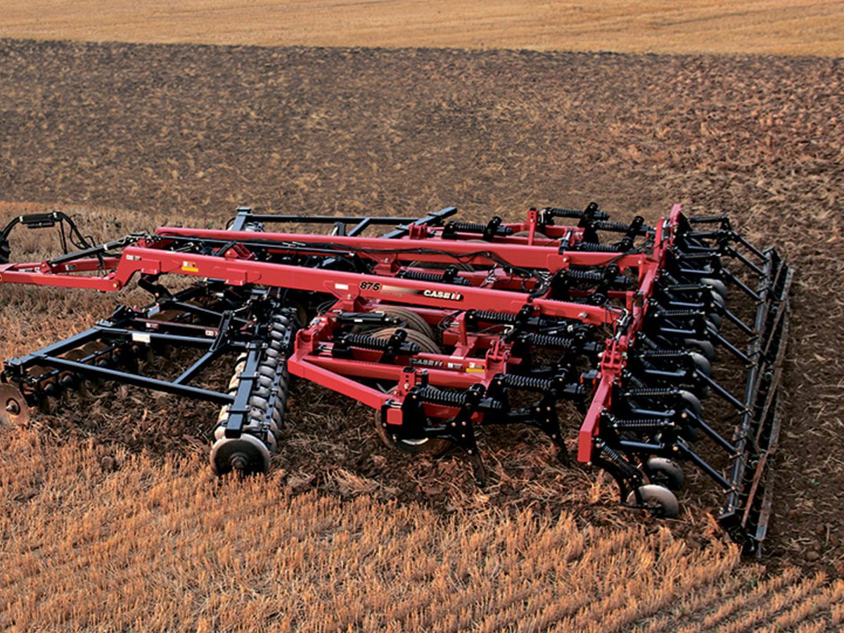 Глибокорозпушувач Case ІН Ecolo Tiger разом із ТРАКТОРОМ колісним John Deere 8370R