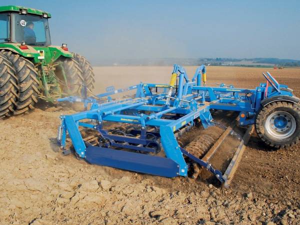 Культиватор Farmet разом із ТРАКТОРОМ колісним John Deere 8370R