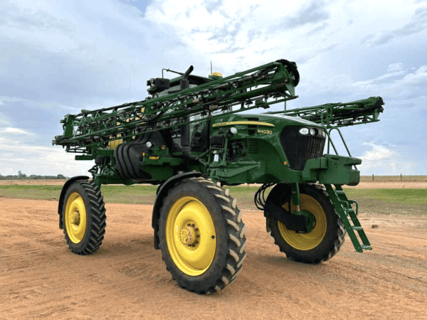 Самоходный опрыскиватель John Deere М4030
